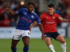 Sledujte Rochdale vs York City – televízny kanál a živé vysielanie o titule rozhodujú YORK, ANGLICKO - 20. AUGUSTA: Devante Rodney (L) z Rochdale AFC beží s loptou pod tlakom Ryana Fallowfielda z Yorku počas zápasu Vanarama National League medzi York City a Rochdale AFC na LNER Community Stadium 20. augusta 2024 v Yorku v Anglicku. (Foto: Tony King/Getty Images)