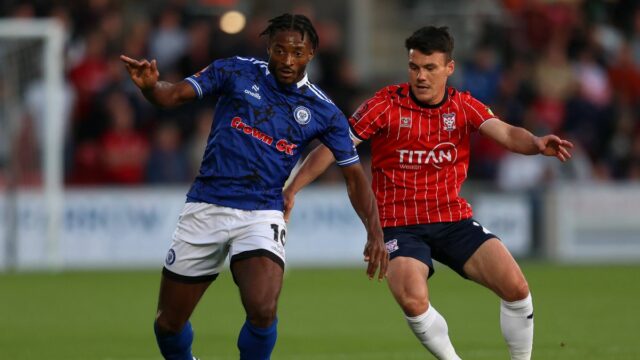 YORK, ANGLICKO - 20. AUGUSTA: Devante Rodney (L) z Rochdale AFC beží s loptou pod tlakom Ryana Fallowfielda z Yorku počas zápasu Vanarama National League medzi York City a Rochdale AFC na LNER Community Stadium 20. augusta 2024 v Yorku v Anglicku. (Foto: Tony King/Getty Images)