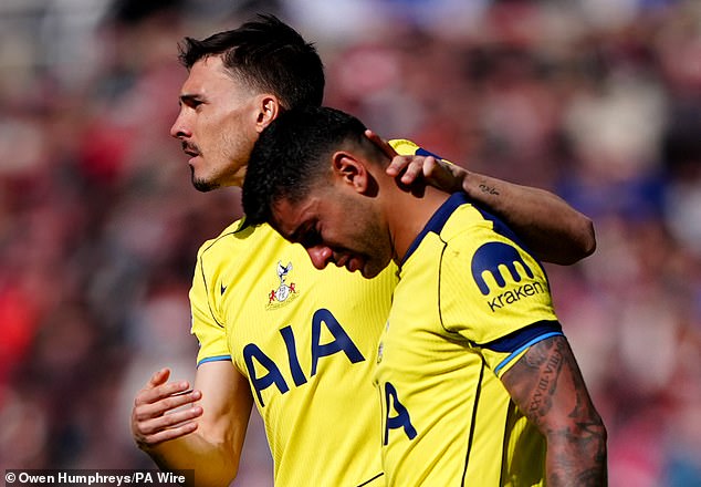 Slzy plačúceho kapitána Tottenhamu: Cristian Romero je obvinený z toho, Slzy plačúceho kapitána Tottenhamu: Cristian Romero je obvinený z toho, že poslal svojmu tímu „nesprávnu správu“, keď čelia zostupu – pri odhaľovaní jeho správania v zápase dňa