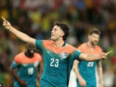 Socceroos čaká VEĽMI tvrdá skúška, keď je ohlásený ich prvý súper na majstrovstvách sveta Alessandro Circati oslavuje po tom, čo strelil jeden z piatich gólov Socceroos pri víťazstve nad Curacaom v utorok večer v Melbourne.