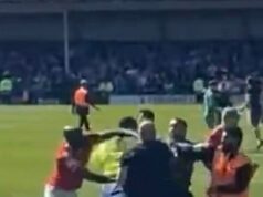 Šokujúci moment, hráč z Yorku UDRIELA fanúšika Rochdale uprostred chaotickej invázie na ihrisku uprostred zápasu, ktorá ich priviedla k povýšeniu hlboko v čase zranenia Stredopoliar mesta York City Hiram Boateng bol videný ako udierať na fanúšika Rochdale počas invázie na ihrisku v zjavnej odvete po tom, čo bol zrazený na zem.