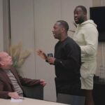 Rich Paul (v strede) sa snaží dostať medzi svojho klienta Draymonda Greena (vpravo) a herca