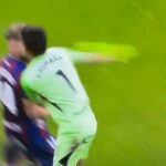 Brankár podrazil súpera v druhej španielskej lige a vyvolal hromadnú bitku