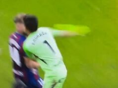 Šokujúci moment po vylúčení brankára PUNCHES opozičného hráča, ktorý vyvolal na ihrisku obrovskú bitku v chaotických scénach Brankár podrazil súpera v druhej španielskej lige a vyvolal hromadnú bitku