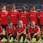 MANCHESTER, ANGLICKO - 9. AUGUST: David de Gea z ACF Fiorentina kvituje fanúšikov po predsezónnom priateľskom zápase medzi Manchestrom United a ACF Fiorentina na Old Trafford 9. augusta 2025 v Manchestri v Anglicku. (Foto: Matt McNulty/Getty Images)