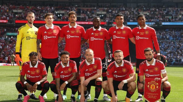 MANCHESTER, ANGLICKO - 9. AUGUST: David de Gea z ACF Fiorentina kvituje fanúšikov po predsezónnom priateľskom zápase medzi Manchestrom United a ACF Fiorentina na Old Trafford 9. augusta 2025 v Manchestri v Anglicku. (Foto: Matt McNulty/Getty Images)