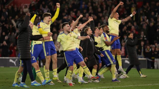 Hráči Southamptonu oslavujú v záverečnom hvizde po štvrťfinále Emirates FA Cup proti Arsenalu