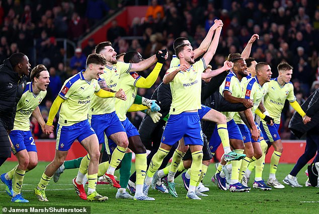 Southampton 2-1 Arsenal: Saints nasmerovali ducha z roku 1976, aby Southampton 2-1 Arsenal: Saints nasmerovali ducha z roku 1976, aby ohromili Gunners, keď tím Mikela Artetu utrpel ďalšiu ranu svojej sezóny pri poslednej prehre v pohári, píše OLIVER HOLT