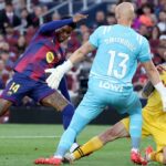 Anglický útočník Barcelony #14 Marcus Rashford vyzýva srbského brankára Espanyolu #13 Marka Dmitroviča vedľa španielskeho obrancu Espanyolu #05 Fernanda Calera počas futbalového zápasu španielskej ligy medzi FC Barcelona a RCD Espanyol na štadióne Camp Nou v Barcelone 11. apríla 2026. (Foto: Josep LAGO / AFP cez Getty Images)