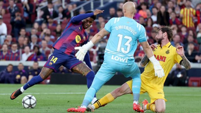 Španielske médiá reagujú rozhodne, keď sa Marcus Rashford vykúpi za Anglický útočník Barcelony #14 Marcus Rashford vyzýva srbského brankára Espanyolu #13 Marka Dmitroviča vedľa španielskeho obrancu Espanyolu #05 Fernanda Calera počas futbalového zápasu španielskej ligy medzi FC Barcelona a RCD Espanyol na štadióne Camp Nou v Barcelone 11. apríla 2026. (Foto: Josep LAGO / AFP cez Getty Images)