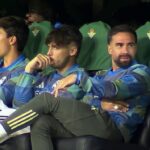 Dani Carvajal (vpravo) zosmiešnil defenzívne úsilie svojho spoluhráča Trenta Alexandra-Arnolda počas piatkovej večernej remízy Realu Madrid 1:1 na ihrisku Realu Betis.