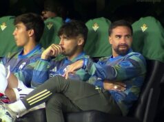 Spoluhráč Trenta Alexandra-Arnolda si všimol, že sa v Reale Madrid otvorene vysmieva z nedostatkov v obrane bývalej hviezdy Liverpoolu. Dani Carvajal (vpravo) zosmiešnil defenzívne úsilie svojho spoluhráča Trenta Alexandra-Arnolda počas piatkovej večernej remízy Realu Madrid 1:1 na ihrisku Realu Betis.