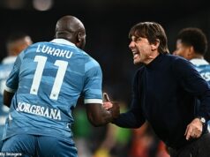 Spor Romelua Lukakua a Antonia Conteho pokračuje, keď taliansky šéf mieri skrytou kopačkou na bývalú hviezdu Man United a Chelsea Šéf Neapola Antonio Conte namieril tenko zahalený výkop na Romelua Lukakua, zatiaľ čo medzi nimi prepuká spor.