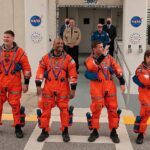 Pilot Artemis II, Victor Glover (druhý zľava), má skúsenosti s vysokoškolským futbalom