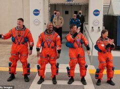 Športoví fanúšikovia ohromení, keď zistili, že bývalý vysokoškolský futbalista je pilotom Artemis II na historickej ceste na Mesiac Pilot Artemis II, Victor Glover (druhý zľava), má skúsenosti s vysokoškolským futbalom