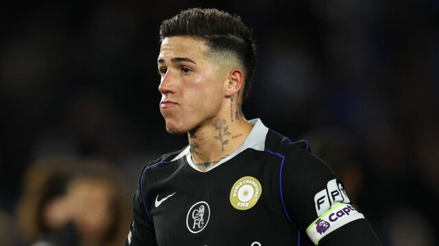 Enzo Fernandez z Chelsea vyzerá skľúčene
