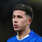 Enzo Fernandez sa pozerá počas zápasu Chelsea s kapitánskou páskou