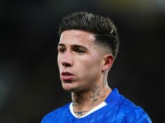 Správanie Enza Fernandeza v šatni, prečo sú hviezdy Chelsea nahnevané a útok klubovej ikony Enzo Fernandez sa pozerá počas zápasu Chelsea s kapitánskou páskou