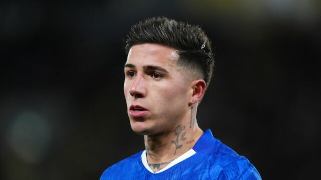 Enzo Fernandez sa pozerá počas zápasu Chelsea s kapitánskou páskou