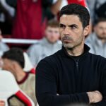 Tréner Arsenalu Mikel Arteta sleduje zápas so Sportingom