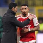 Gabriel Jesus z Arsenalu interaguje s Mikelom Artetom