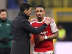 Správy Arsenalu: Gabriel Jesus vydáva budúcu aktualizáciu, pretože Gunners „zvažujú predaj útočníka“ Gabriel Jesus z Arsenalu interaguje s Mikelom Artetom