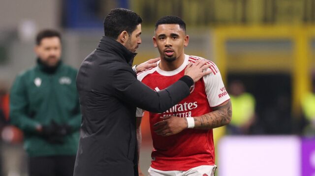 Gabriel Jesus z Arsenalu interaguje s Mikelom Artetom