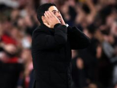 Správy Arsenalu: Mikel Arteta dostáva dopyt od klubových legiend, pretože hviezda 51 miliónov libier vylučuje prestup Mikel Arteta, manažér / hlavný tréner Arsenalu, reaguje na zápas fázy MD3 Ligy majstrov UEFA 2025/26 medzi Arsenal FC a Atletico de Madrid na štadióne Arsenal 21. októbra 2025 v Londýne v Anglicku.