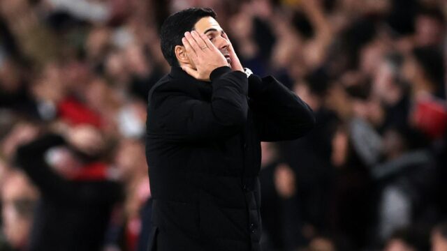 Mikel Arteta, manažér / hlavný tréner Arsenalu, reaguje na zápas fázy MD3 Ligy majstrov UEFA 2025/26 medzi Arsenal FC a Atletico de Madrid na štadióne Arsenal 21. októbra 2025 v Londýne v Anglicku. 