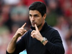 Správy Arsenalu: Mikel Arteta naliehal na predaj dvoch hráčov, keďže plánovali dvojitý prestupový nájazd za 130 miliónov libier Mikel Arteta, manažér Arsenalu, gestikuluje počas zápasu Premier League medzi Liverpoolom a Arsenalom na Anfielde