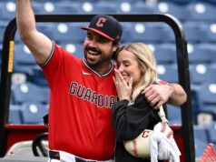 Správy MLB: Austin Hedges sa zasnúbil na ihrisku po tom, čo Guardians porazili Orioles Správy MLB: Austin Hedges sa zasnúbil na ihrisku po tom, čo Guardians porazili Orioles