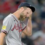 Správy MLB: Chris Sale z Braves si z frustrácie zrazil loptu z hlavy
