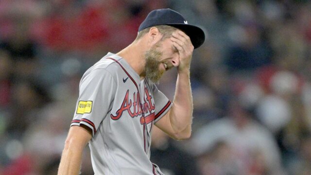 Správy MLB: Chris Sale z Braves si z frustrácie zrazil Správy MLB: Chris Sale z Braves si z frustrácie zrazil loptu z hlavy