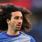 Obranca Chelsea Marc Cucurella pred zápasom s Brightonom