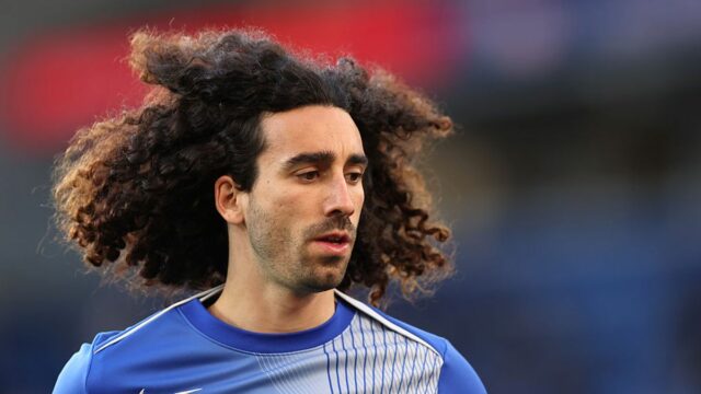 Obranca Chelsea Marc Cucurella pred zápasom s Brightonom