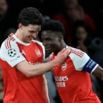 LONDÝN, ANGLICKO - 17. marca: Declan Rice a Bukayo Saka z Arsenalu oslavujú druhý gól počas zápasu osemfinále 2. kola Ligy majstrov UEFA 2025/20 medzi Arsenal FC a Bayer 04 Leverkusen na štadióne Arsenal 17. marca 2026 v Londýne v Anglicku. (Foto: Nigel French/Sportsphoto/Allstar cez Getty Images)