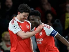 Správy o zranení Arsenalu a dátumy návratu po aktualizáciách Declan Rice a Bukayo Saka LONDÝN, ANGLICKO - 17. marca: Declan Rice a Bukayo Saka z Arsenalu oslavujú druhý gól počas zápasu osemfinále 2. kola Ligy majstrov UEFA 2025/20 medzi Arsenal FC a Bayer 04 Leverkusen na štadióne Arsenal 17. marca 2026 v Londýne v Anglicku. (Foto: Nigel French/Sportsphoto/Allstar cez Getty Images)