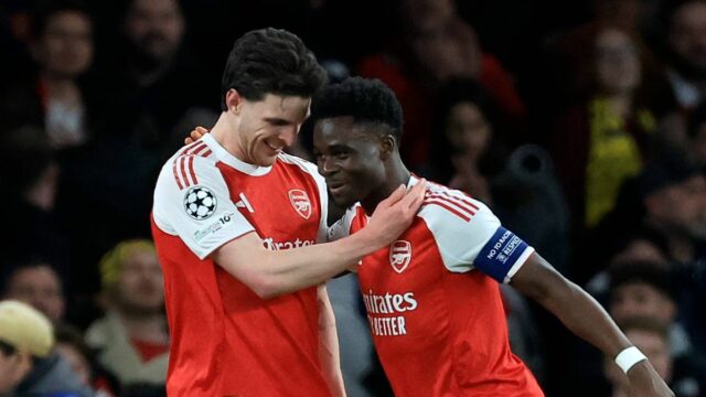 LONDÝN, ANGLICKO - 17. marca: Declan Rice a Bukayo Saka z Arsenalu oslavujú druhý gól počas zápasu osemfinále 2. kola Ligy majstrov UEFA 2025/20 medzi Arsenal FC a Bayer 04 Leverkusen na štadióne Arsenal 17. marca 2026 v Londýne v Anglicku. (Foto: Nigel French/Sportsphoto/Allstar cez Getty Images)