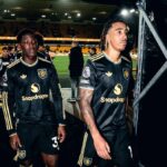 WOLVERHAMPTON, ANGLICKO - 8. DECEMBRA: Kobbie Mainoo, Leny Yoro z Manchestru United odchádzajú po zápase Premier League medzi Wolverhampton Wanderers a Manchester United v Molineux 8. decembra 2025 v anglickom Wolverhamptone. (Foto: Zohaib Alam - MUFC/Manchester United cez Getty Images)