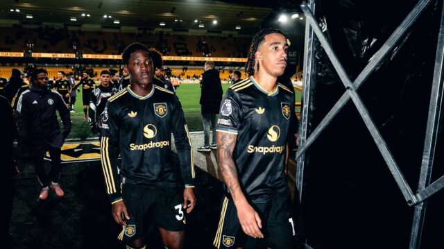 WOLVERHAMPTON, ANGLICKO - 8. DECEMBRA: Kobbie Mainoo, Leny Yoro z Manchestru United odchádzajú po zápase Premier League medzi Wolverhampton Wanderers a Manchester United v Molineux 8. decembra 2025 v anglickom Wolverhamptone. (Foto: Zohaib Alam - MUFC/Manchester United cez Getty Images)