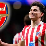 Julian Alvarez z Atlética Madrid oslavuje piaty gól svojho tímu počas zápasu osemfinále Ligy majstrov 2025/26 medzi Atleticom de Madrid a Tottenhamom Hotspur.