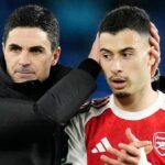 Tréner Arsenalu Mikel Arteta (vľavo) a Gabriel Martinelli