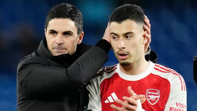 Tréner Arsenalu Mikel Arteta (vľavo) a Gabriel Martinelli
