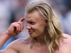 Správy z Arsenalu: Erling Haaland zintenzívňuje hry s myšlienkou na titul, keďže sa riešia nároky na plnenie do fliaš Martin Odegaard z Arsenalu vyzerá skľúčene počas zápasu Premier League medzi Manchestrom City a Arsenalom na Etihad Stadium 19. apríla 2026 v Manchestri v Anglicku.