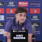 Julian Alvarez hovorí počas tlačovej konferencie