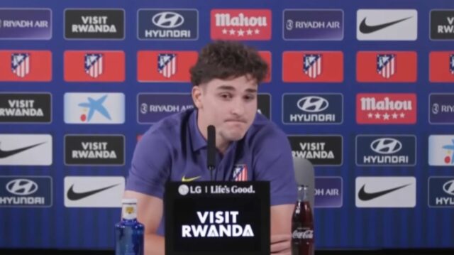 Julian Alvarez hovorí počas tlačovej konferencie