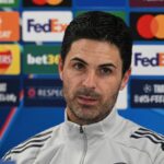 S Martinom Odegaardom z Arsenalu sa rozprával spoluhráč Gabriel počas štvrťfinálového zápasu UEFA Champions League 2025/26 medzi Sporting Clube de Portugal a Arsenal FC na Estadio Jose Alvalade 7. apríla 2026 v Lisabone v Portugalsku.