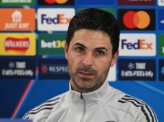 Správy z Arsenalu: Mikel Arteta obvinený z utajenia, keďže potenciálna náhrada posiela správu S Martinom Odegaardom z Arsenalu sa rozprával spoluhráč Gabriel počas štvrťfinálového zápasu UEFA Champions League 2025/26 medzi Sporting Clube de Portugal a Arsenal FC na Estadio Jose Alvalade 7. apríla 2026 v Lisabone v Portugalsku.