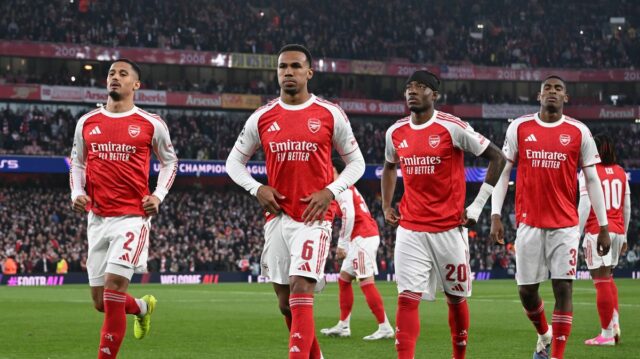 William Saliba z Arsenalu pred zápasom Premier League medzi Manchestrom City a Arsenalom na Etihad Stadium 19. apríla 2026 v anglickom Manchestri. 