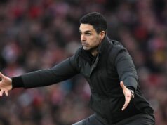 Správy z Arsenalu: Správanie Mikela Artetu bolo označené za prestupové tvrdenia, ktoré „prekročili čiaru“ LONDÝN, ANGLICKO - 1. marca: Mikel Arteta, manažér Arsenalu, reaguje počas zápasu Premier League medzi Arsenalom a Chelsea na Emirates Stadium 1. marca 2026 v Londýne v Anglicku. (Foto: Stuart MacFarlane/Arsenal FC cez Getty Images)